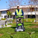 Самоходная газонокосилка Greenworks LM221SK8 82V 2519407UH (56 см)  бесщеточная аккумуляторная с 8 Ач аккумулятором и зарядным устройством